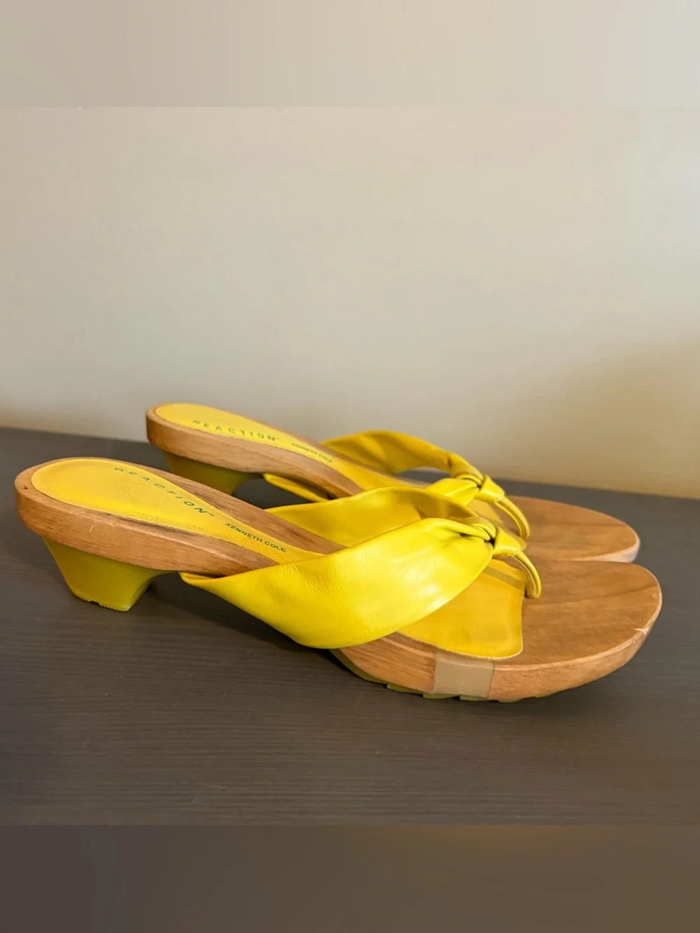 Kenneth Cole Vintage Y2K Kitten Heel Wood Sandals